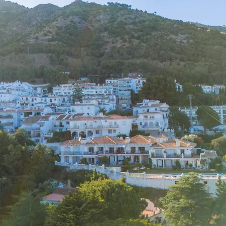 Seaviews & Pool In Center Of Pueblo