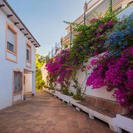 Seaviews & Pool In Center Of Pueblo Apartment Mijas