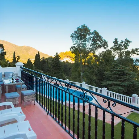 Seaviews & Pool In Center Of Pueblo