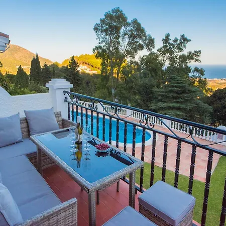 Seaviews & Pool In Center Of Pueblo *